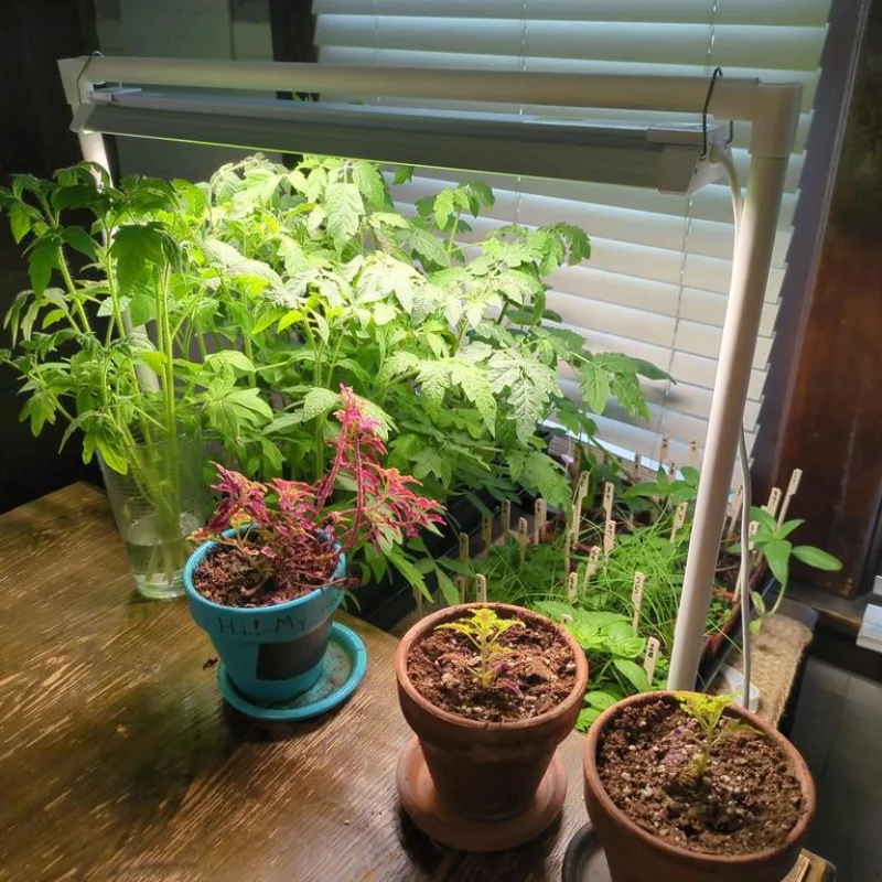 Adjustable Height Grow Light Stand – 3D printable model from Thingiverse